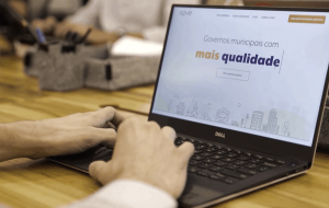 Mãos digitando no site da gove